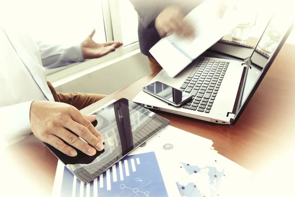 Geschäftsunterlagen auf dem Bürotisch mit Smartphone und Digital — Stockfoto