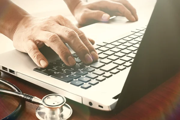 Doctor hand working with laptop computer in medical workspace of — Stock Photo, Image