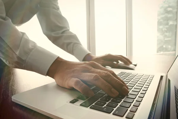 Geschäftsunterlagen auf dem Bürotisch mit Smartphone und Digital — Stockfoto