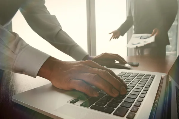 Documents d'affaires sur table de bureau avec téléphone intelligent et numérique — Photo