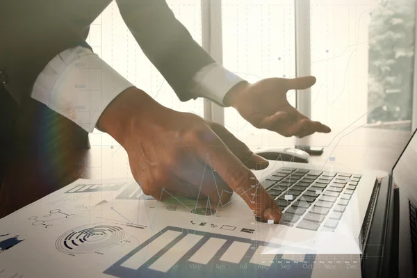 Geschäftsunterlagen auf dem Bürotisch mit Smartphone und Digital — Stockfoto