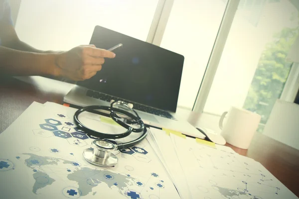 Доктор, який працює з ноутбуком в офісі медичного робочого простору — стокове фото