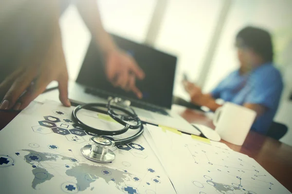 Médico da equipe que trabalha com computador portátil no espaço de trabalho médico de — Fotografia de Stock