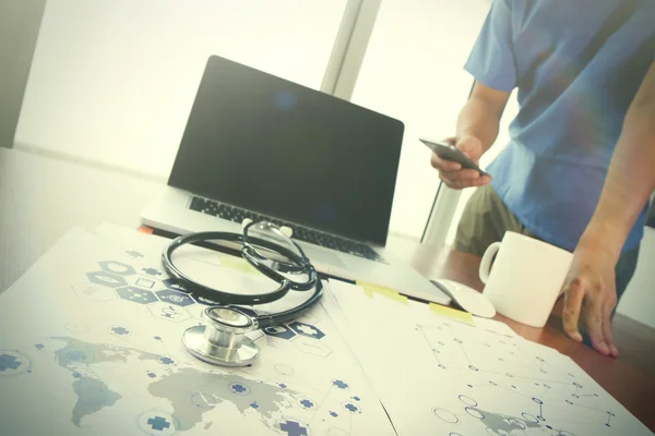 Médico da equipe que trabalha com computador portátil no espaço de trabalho médico de — Fotografia de Stock