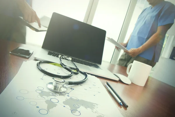 Médico da equipe que trabalha com computador portátil no espaço de trabalho médico de — Fotografia de Stock