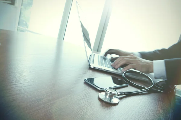 Доктор працює на робочому просторі з ноутбуком в медичній роботі — стокове фото