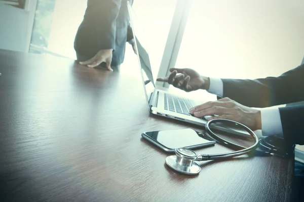 Team arts werkzaam met laptopcomputer in medische werkruimte van — Stockfoto