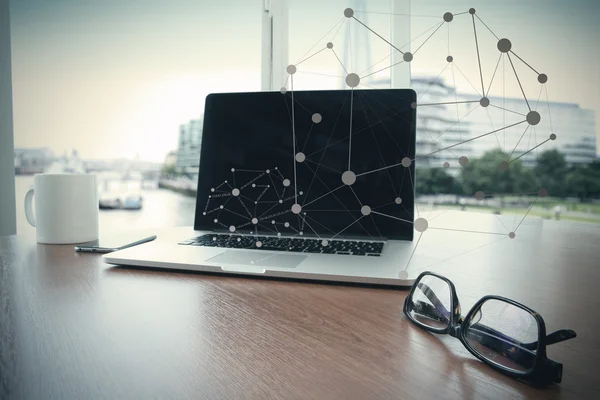 Office arbetsplats med laptop och smart phone på trä bord med — Stockfoto