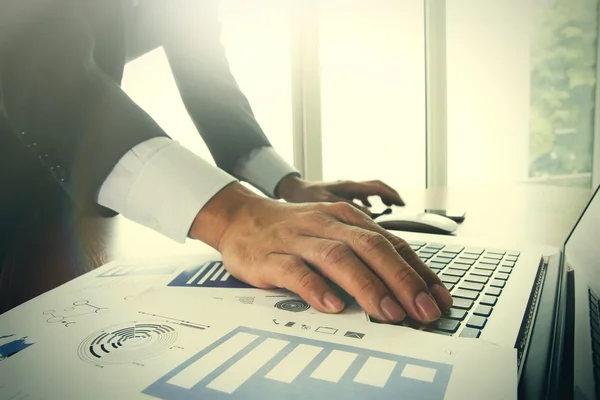 Close up de homem de negócios mão trabalhando em tela em branco laptop com — Fotografia de Stock