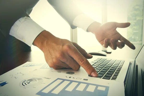 Close up de homem de negócios mão trabalhando em tela em branco laptop com — Fotografia de Stock