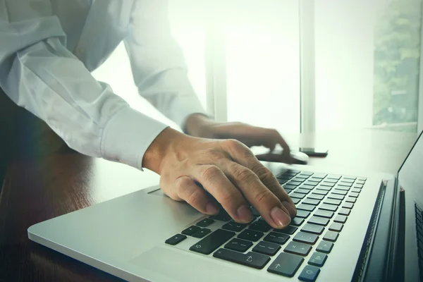 Close up de homem de negócios mão trabalhando em tela em branco laptop com — Fotografia de Stock