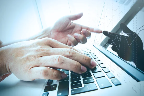 Nahaufnahme eines Geschäftsmannes, der mit seiner Hand am Laptop arbeitet — Stockfoto