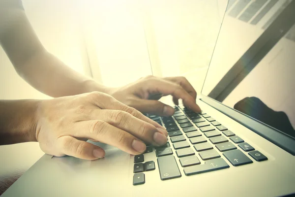 Close-up van business man hand bezig met leeg scherm laptop com — Stockfoto