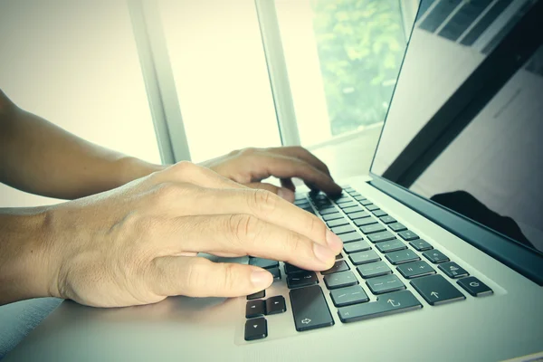 Nahaufnahme der Hand eines Geschäftsmannes bei der Arbeit am leeren Bildschirm Laptop com — Stockfoto