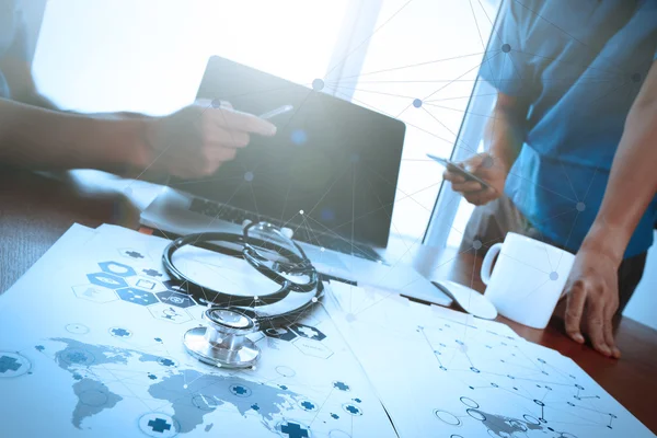 Médico da equipe que trabalha com computador portátil no espaço de trabalho médico de — Fotografia de Stock