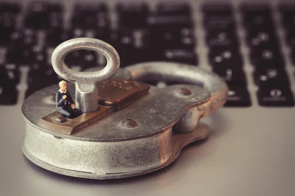 Concept de sécurité Internet-homme d'affaires miniature debout sur la vieille clé — Photo