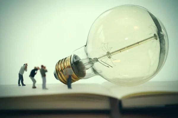Yaratıcı bir fikir kavramı - minyatür fotoğrafçı vintage Light ile — Stok fotoğraf