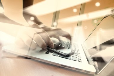 işadamı el dizüstü bilgisayar ile akıllı telefon ile çalışma
