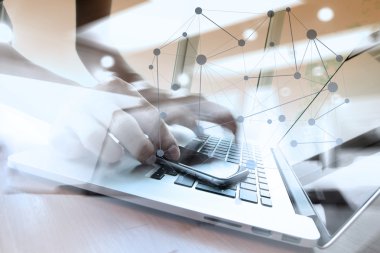 işadamı el dizüstü bilgisayar ile akıllı telefon ile çalışma