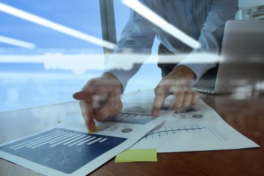 işadamı el ile iş docume çalışma çift pozlama