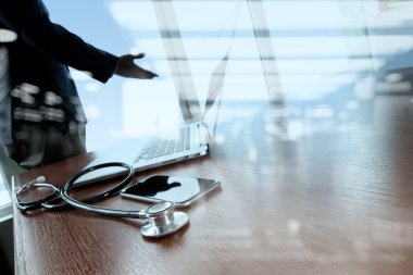 Medica dijital tablet ve dizüstü bilgisayar ile çalışan doktor