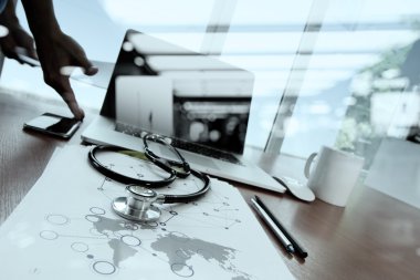 Medica dijital tablet ve dizüstü bilgisayar ile çalışan doktor