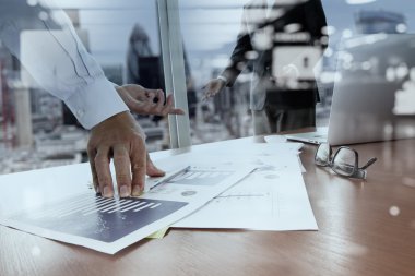 Akıllı Ofis Masası üzerinde iş belgelerinin çift pozlama