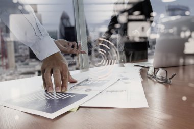 Akıllı Ofis Masası üzerinde iş belgelerinin çift pozlama