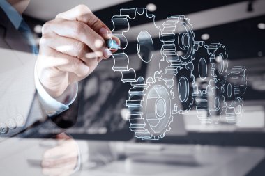 İş adamı eli başarı kavramına vites çekti