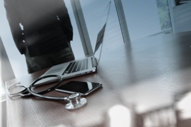 Medica dijital tablet ve dizüstü bilgisayar ile çalışan doktor