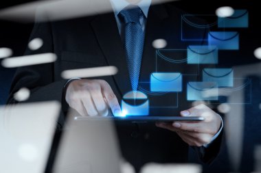 işadamı el e-posta simgesi ile con akıllı telefon bilgisayar kullanımı