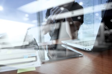 Tasarımcı el dijital tablet ve laptop ve Not Çalışma
