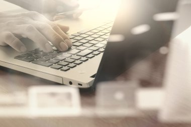 İş adamı el ile dizüstü bilgisayar üzerinde çalışan yakın böylece