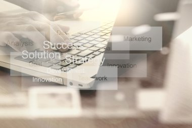 ofis masaları ile akıllı telefon ve dijital iş belgeleri 