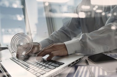 İşadamı el ile yeni modern comp çalışma çift pozlama