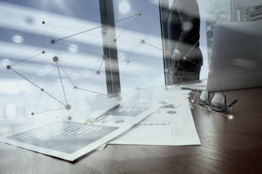 ofis masaları ile akıllı telefon ve dijital iş belgeleri 