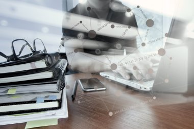 Tasarımcı el dijital tablet ve laptop ve Not Çalışma
