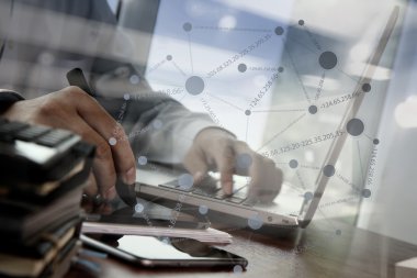 Tasarımcı el dijital tablet ve laptop ve Not Çalışma