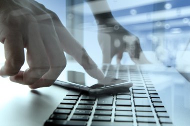 Cep telefonu ile sosyal ağ diyagramı kullanarak iş adamı ele 