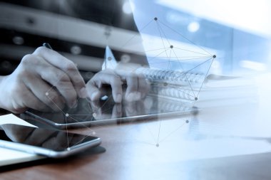 Tasarımcı el dijital tablet ve laptop ve Not Çalışma