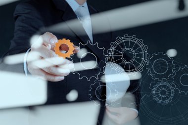 İş adamı eli başarı kavramına vites çekti