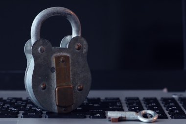 Internet güvenlik kavramı-eski asma kilit ve anahtarı dizüstü bilgisayar üzerinde