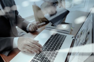 ofis masaları ile akıllı telefon ve dizüstü bilgisayar üzerindeki iş belgeler bir