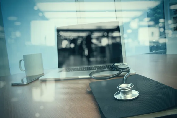 Espaço de trabalho do doutor com computador portátil no espaço de trabalho médico offic — Fotografia de Stock