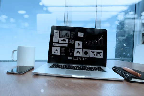 Posto di lavoro ufficio con laptop e smartphone su tavolo in legno con — Foto Stock