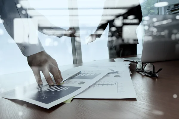 Dubbel exponering av affärsdokument på office bord med smart — Stockfoto