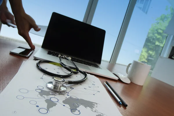 Arzt arbeitet mit digitalem Tablet und Laptop in medica — Stockfoto