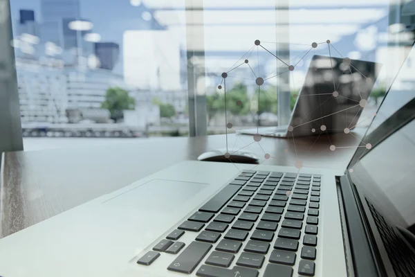 Tempat kerja kantor dengan laptop dan telepon pintar di meja kayu — Stok Foto