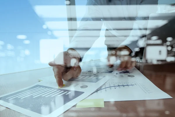 Doppelentblößung der Geschäftsmannshand bei der Arbeit mit Geschäftsdokumenten — Stockfoto