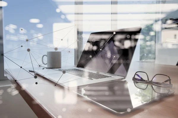 Ofis işyeri dizüstü bilgisayar ve ahşap masa ile akıllı telefon — Stok fotoğraf